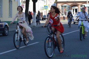 Девушки на велосипедах в Пинске