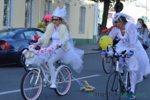Девушки в свадебных платьях на велосипедах в Пинске